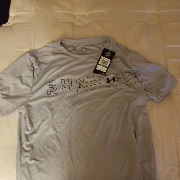 Under Armour Other - Under armour fitted tshirt. Run logo on front.